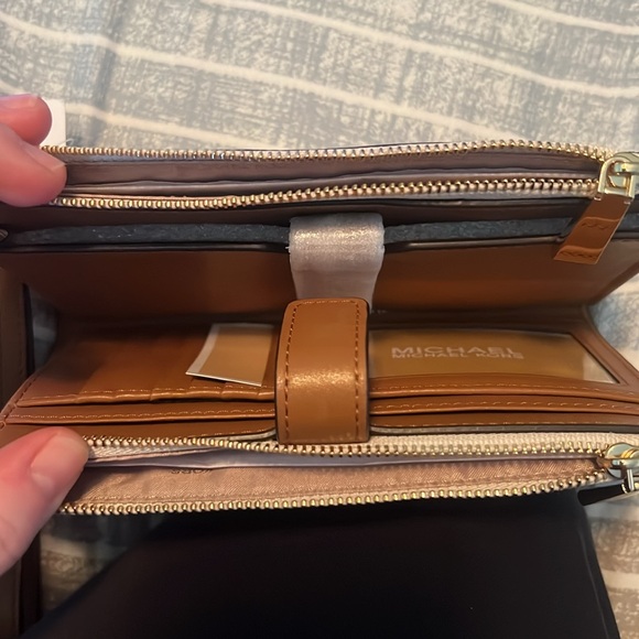 Michael Kors Wristlet - clutch wallet NWT NEW WITH TAGS - Picture 4 of 5